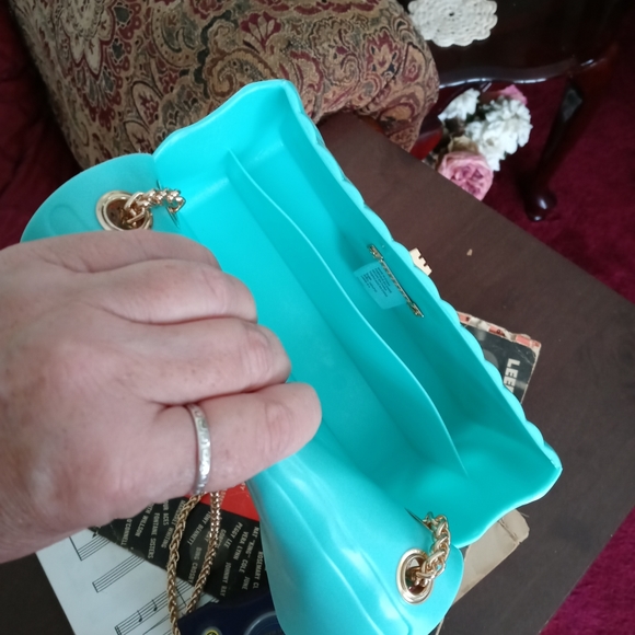 Adorable Jelly Crossbody! (New- Defect) - Picture 15 of 16